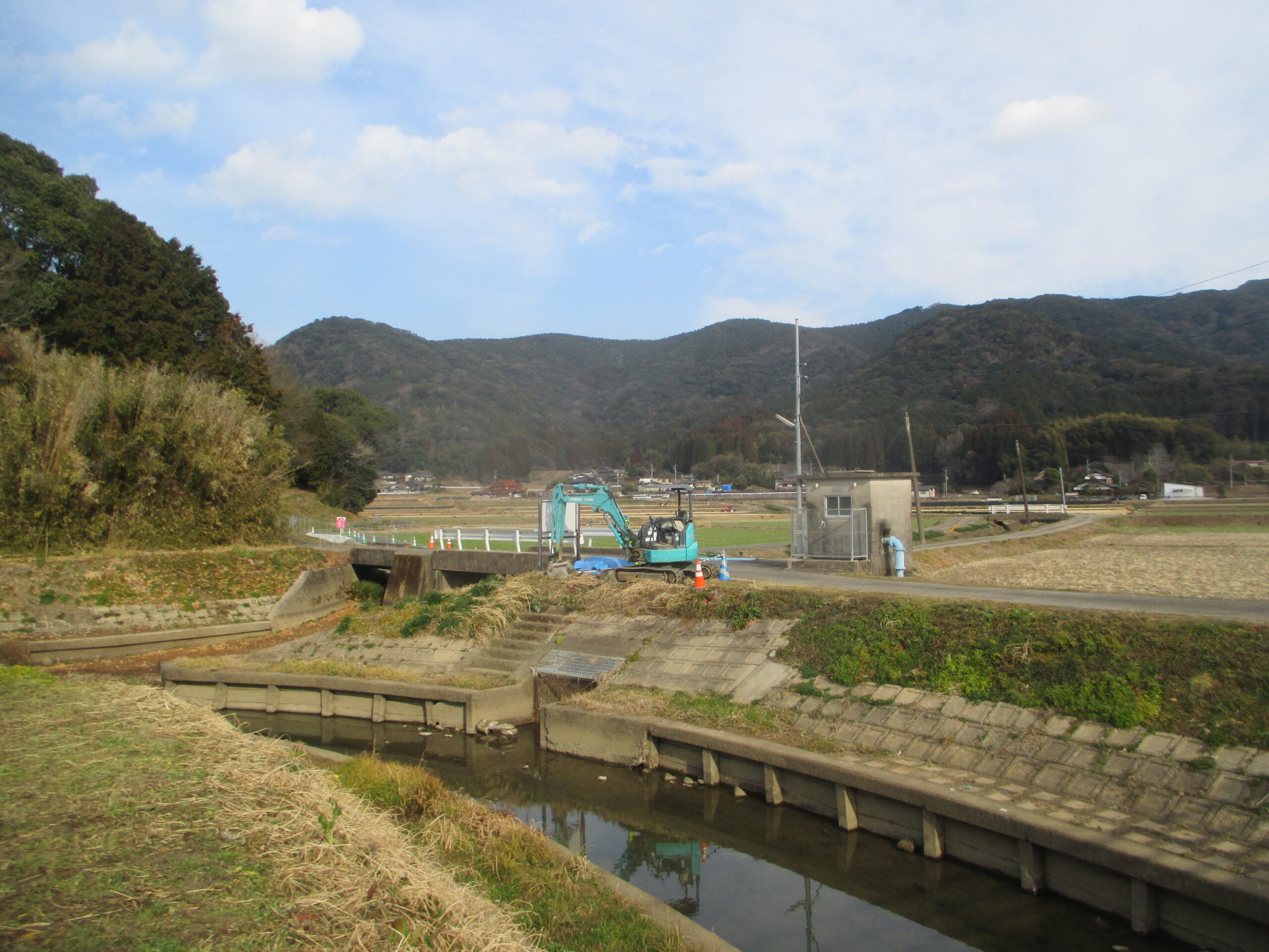 写真① 草場橋から草場遺跡（集落）と後背地の北楢崎古墳群