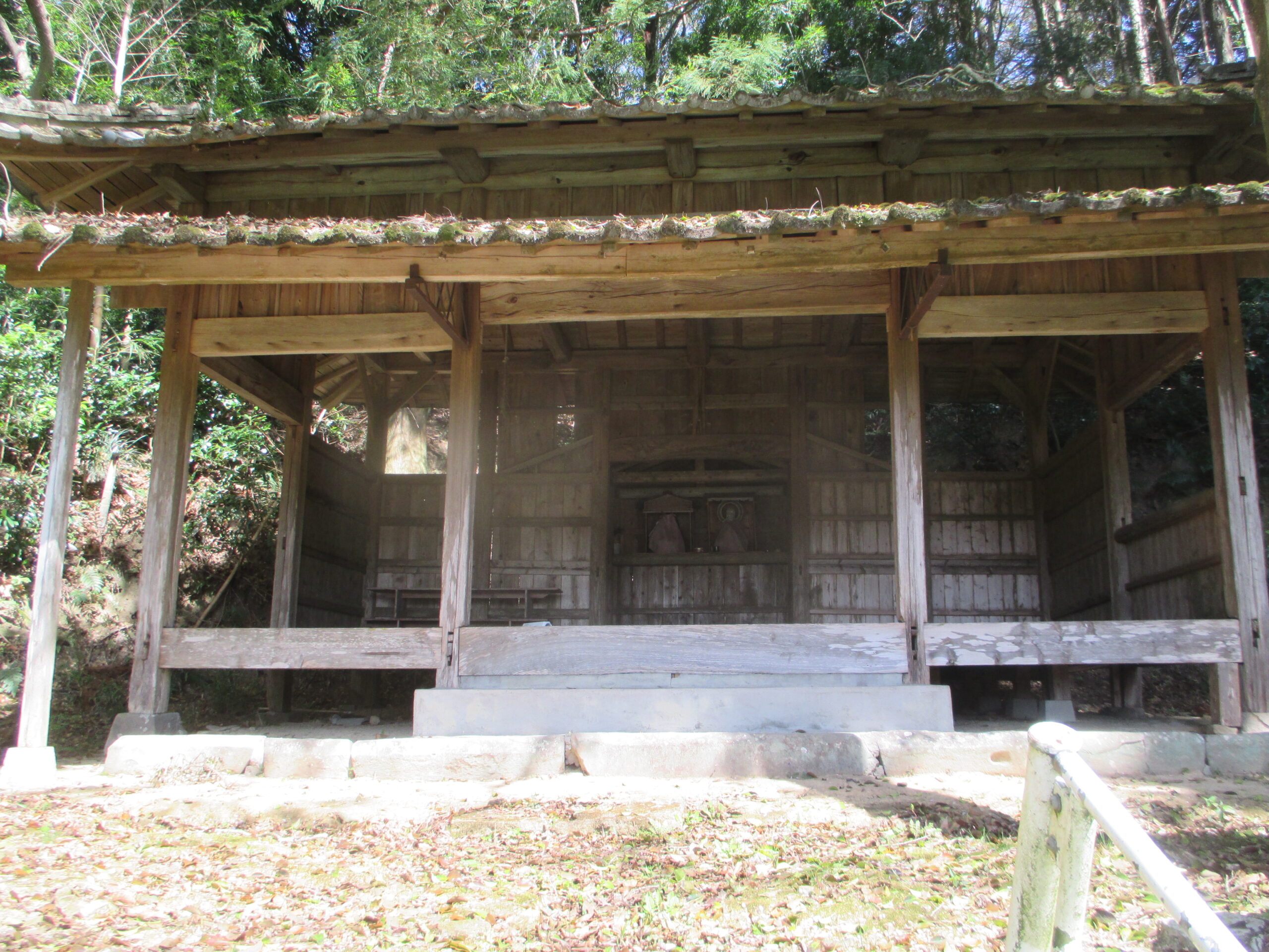 写真③ 薬師山古墳の薬師社